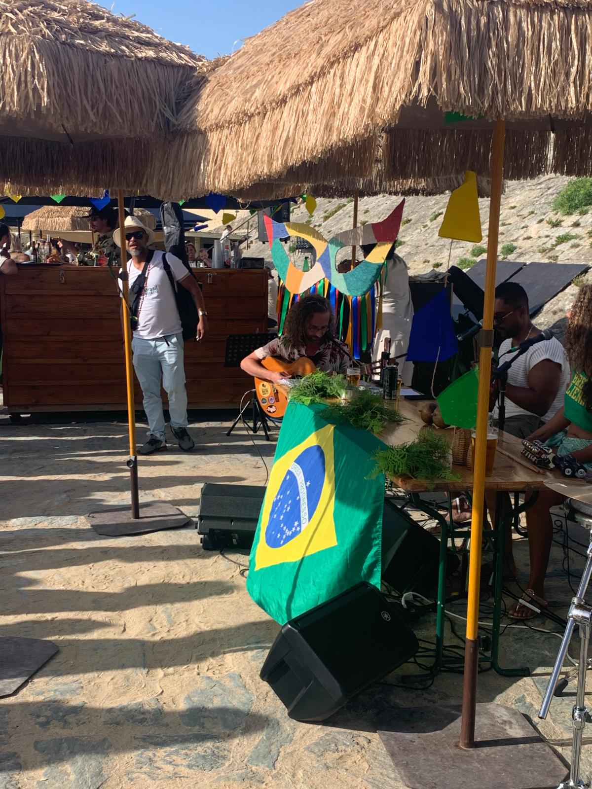 Les parasols, le drapeau, et la musique qui commence