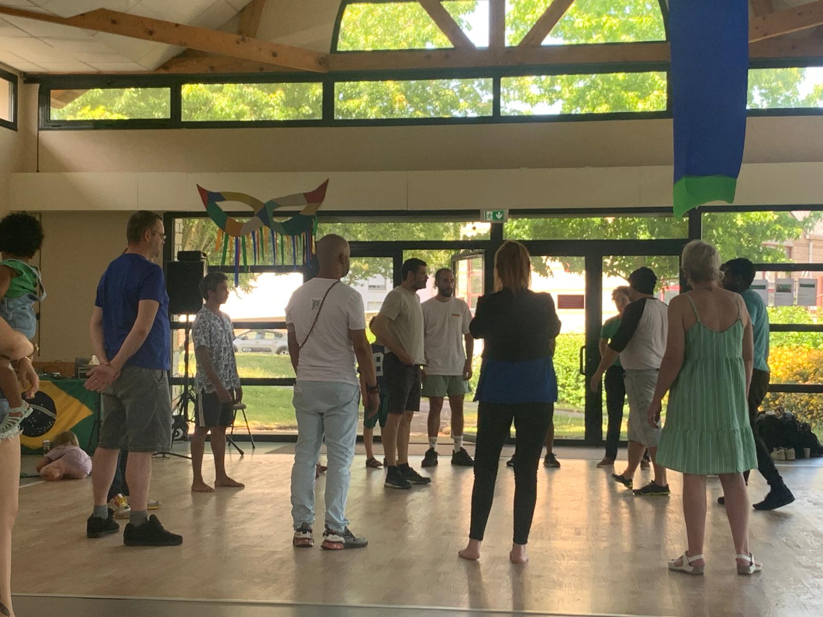 Des participants formant un cercle au centre de la salle