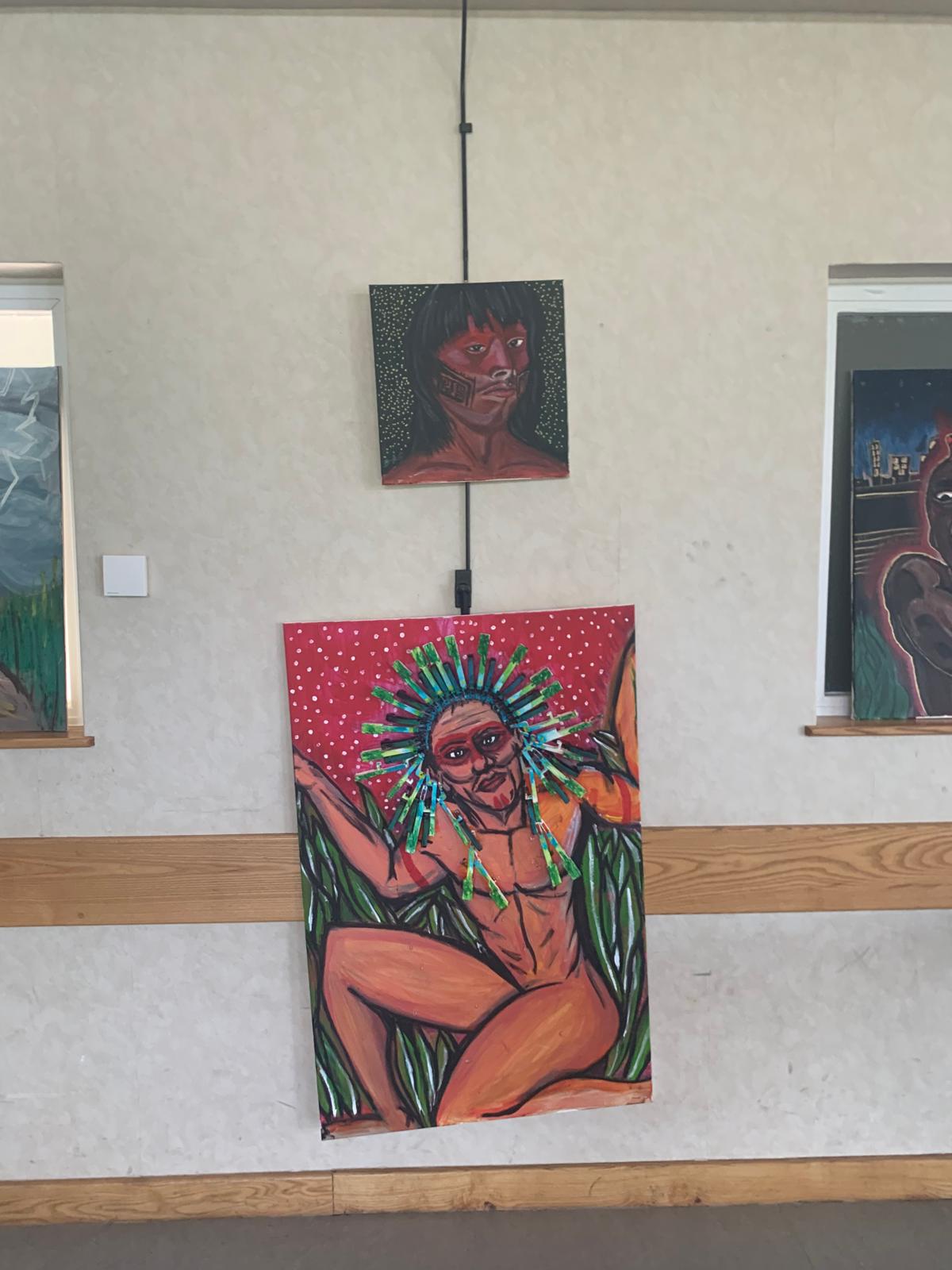 Coiffe de plumes sur fond rouge