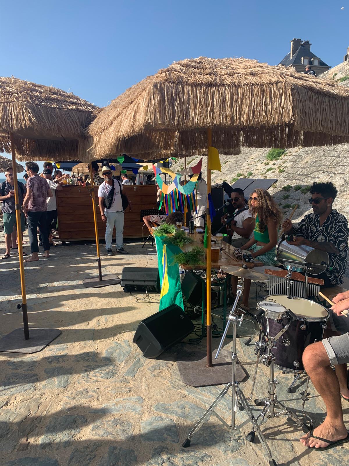 Voix, cavaquinho et percussion, face à la mer